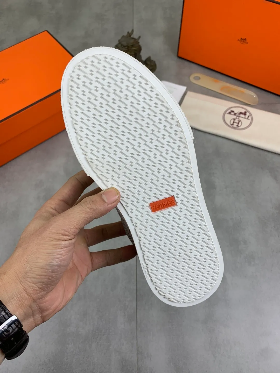 Men's men's shoes 💰P640 New Hermes top version Hermès classic couple style #𝐊𝐞𝐥𝐥𝐲 buckle casual white shoes skateboard shoes that will not conflict with shoes at all. Full of unknowns, Hermès rarely produces flat casual shoes and they are paired with classic palladium-plated Kelly shoe buckles! You'll fall in love with it at first sight. It's super versatile and can be worn with any skirt or pants. 🉑️Close your eyes and wear it. It's super noble. Fabric: Specific cowhide/canvas material. Lining: Sheepskin lining. Outsole: Original molded TPU outsole. Size: 35-45.
